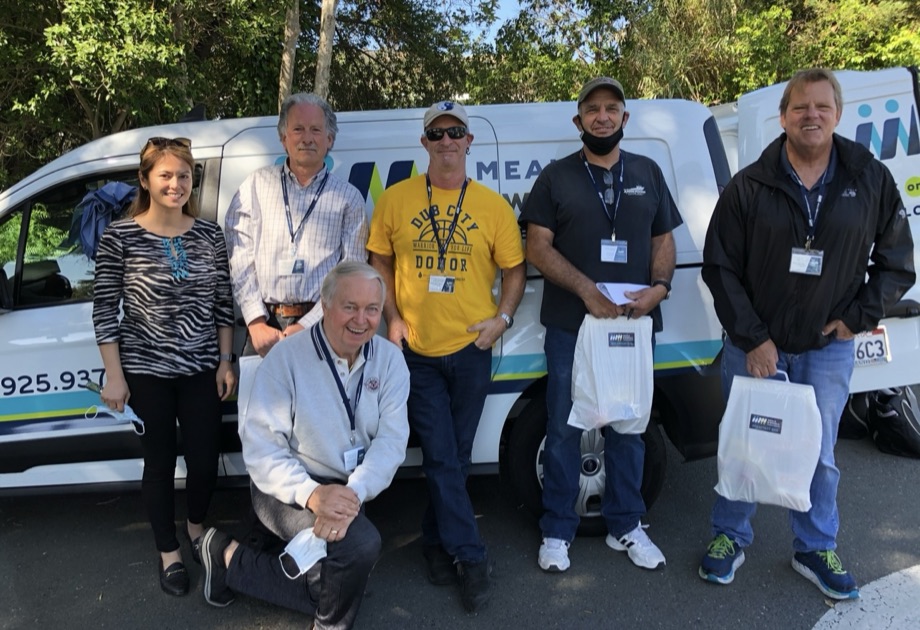 Group of volunteers standing in front of a Meals on Wheels Diablo Region delivery van